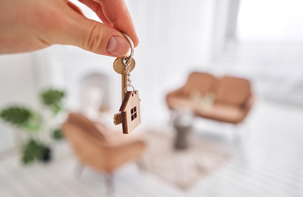 A hand holds a set of house keys