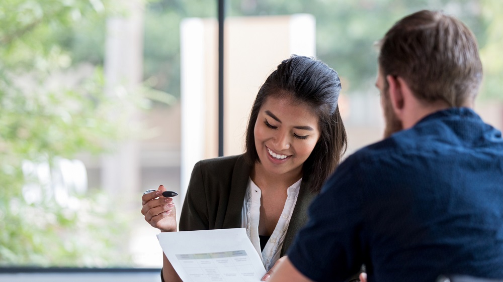 Mortgage broker explaining fixed vs variable home loan options to a client during a consultation.